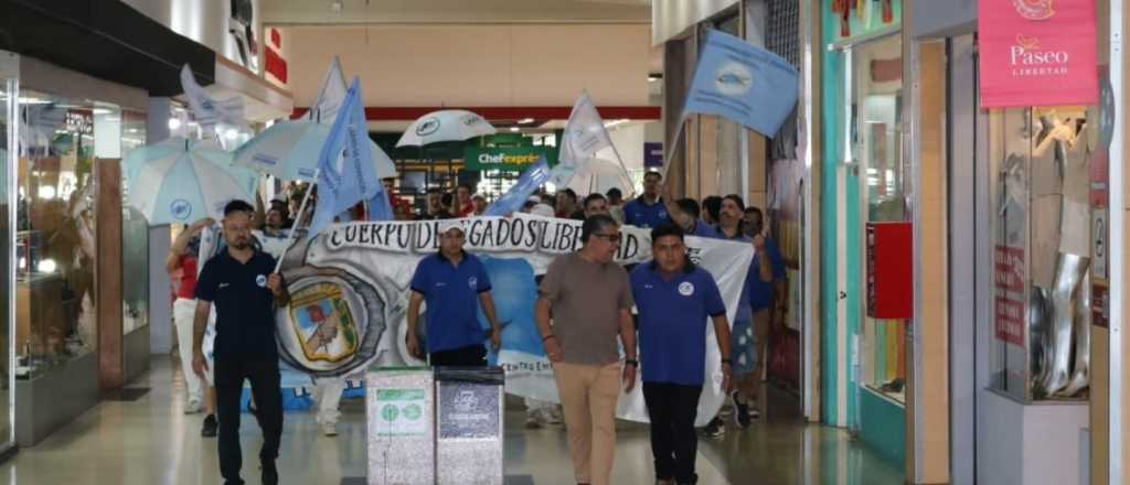 Protestas frente a un hipermercado mendocino por el bono de fin de año