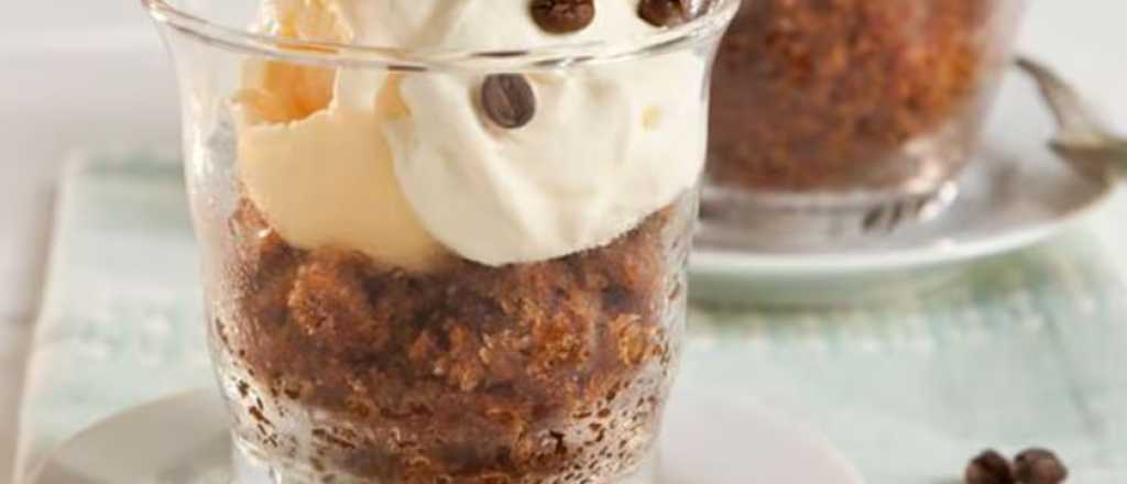 Cómo hacer un postre de merengue y chocolate en copas