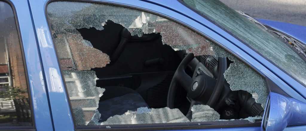 Le rompieron la ventanilla del auto y le robaron $320 mil en General Alvear