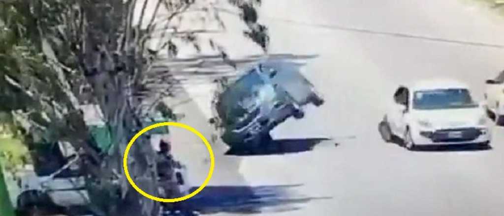 Choc&oacute; de atr&aacute;s, perdi&oacute; el control y casi atropella a dos personas por mirar el celular