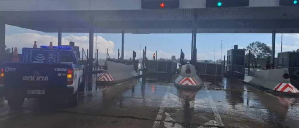 Un trabajador muri&oacute; al ser aplastado por una cabina de peaje durante el temporal en C&oacute;rdoba