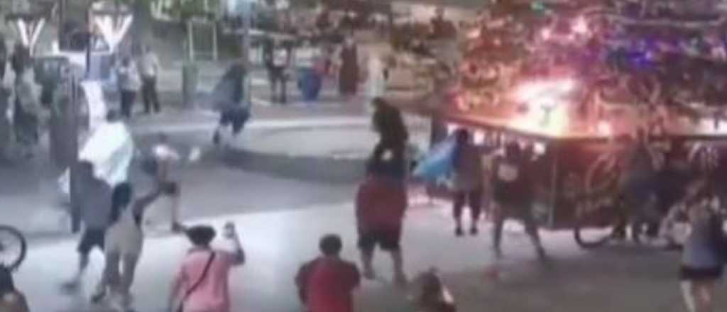 Prendieron fuego el arbolito de Navidad de la peatonal y culpan a antimineros