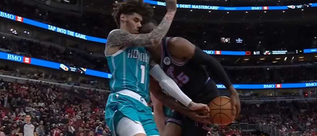 Video: el brutal choque entre dos jugadores que paraliz&oacute; a la NBA