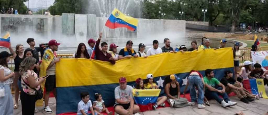 La Plaza Independencia se Ilumin&oacute; en apoyo al pueblo venezolano