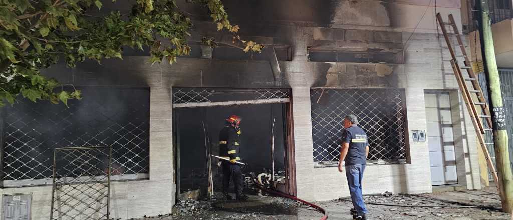 Explosiones e incendio en un local en pleno centro de Rivadavia