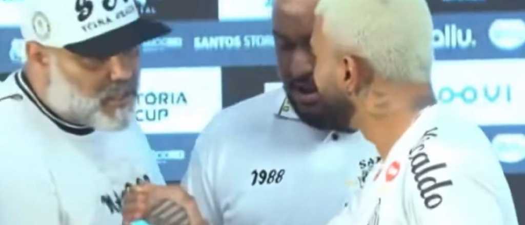 Tremendo: la barra del Santos apret&oacute; a Gabigol en su presentaci&oacute;n 