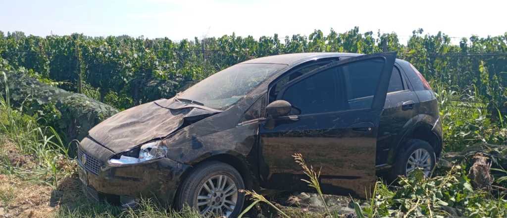 Un ladrón robó un auto y lo abandonó chocado en una finca de Rivadavia