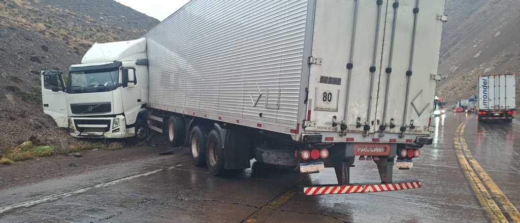 Un camión se accidentó en solitario por la lluvia en la ruta a Chile