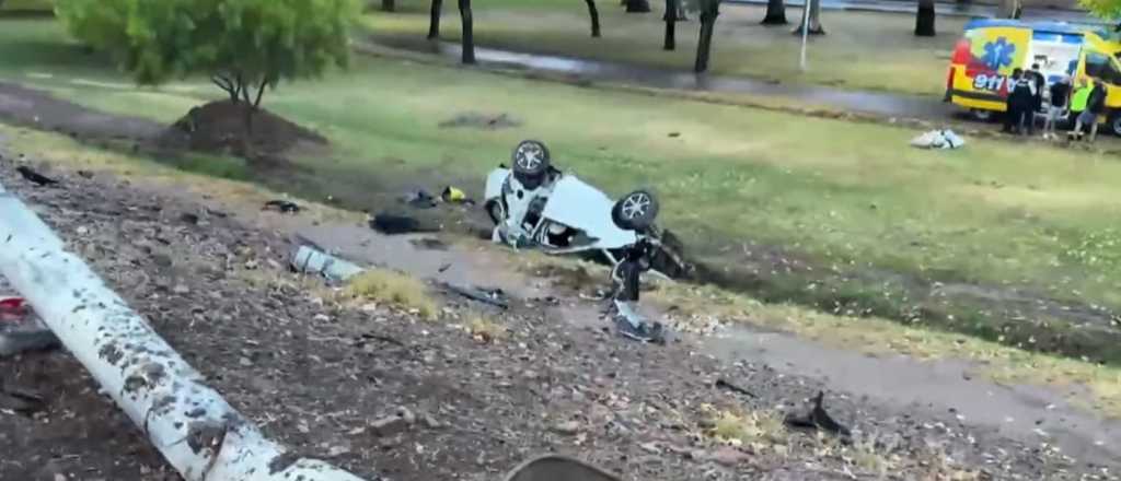 Una mujer choc&oacute; contra un poste y volc&oacute; en el Acceso Este