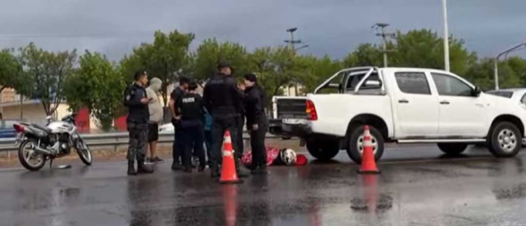 Una camioneta y una moto chocaron en el Acceso Sur