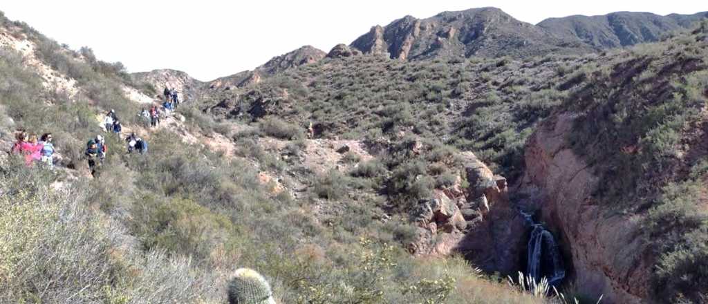 El camino cerca de Potrerillos que lleva a una majestuosa cascada