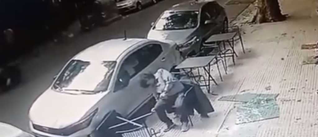 Video: se le cayó el vidrio de un balcón en la cabeza mientras tomaba un café