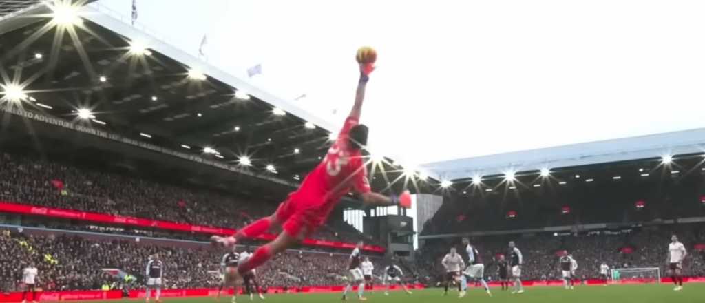 Video: la atajada imposible del Dibu Mart&iacute;nez que va por un premio