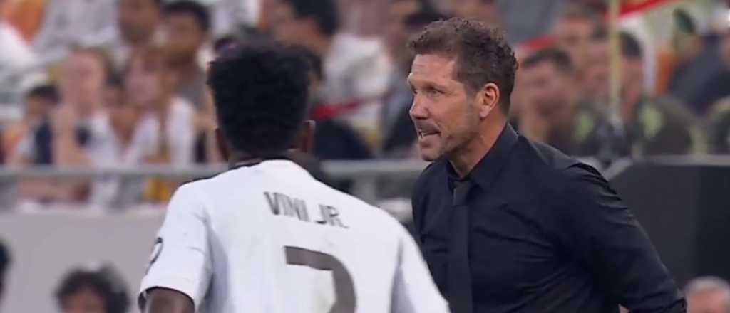 "Te va a echar" y "escuch&aacute; los silbidos": picante cruce entre Simeone y Vinicius
