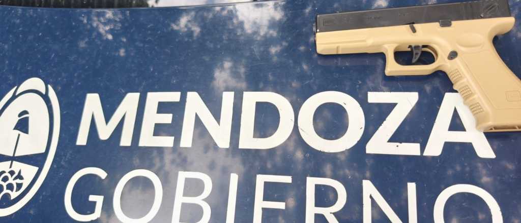 Cuatro menores aprehendidos con una réplica de arma en Godoy Cruz