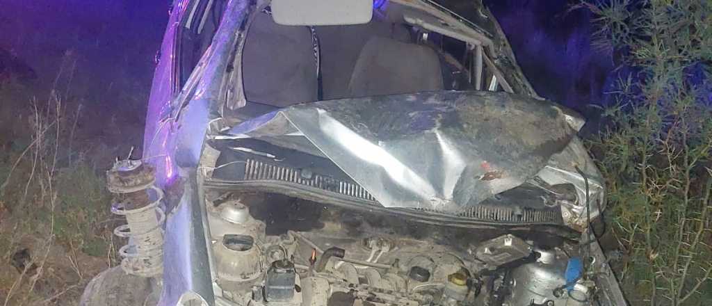 Muri&oacute; un joven tras volcar y salir despedido de su auto en San Rafael