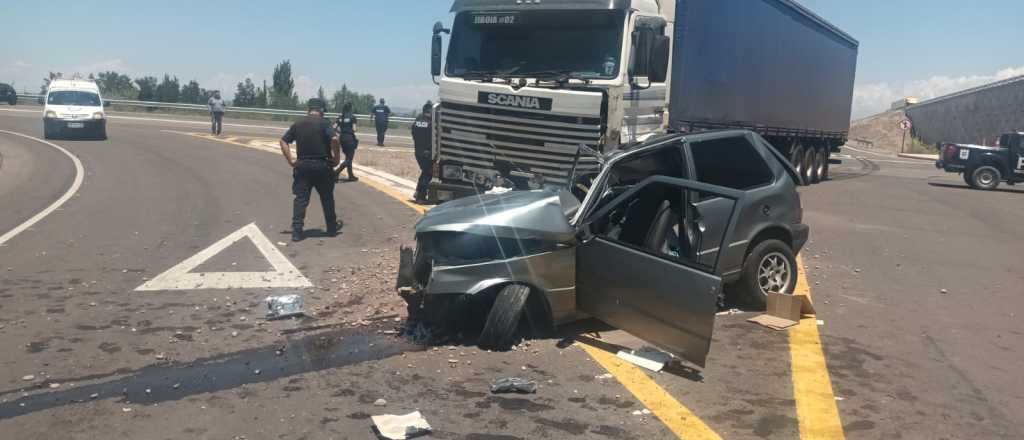 Una mujer falleci&oacute; tras un choque entre un cami&oacute;n brasile&ntilde;o y un auto en Maip&uacute;