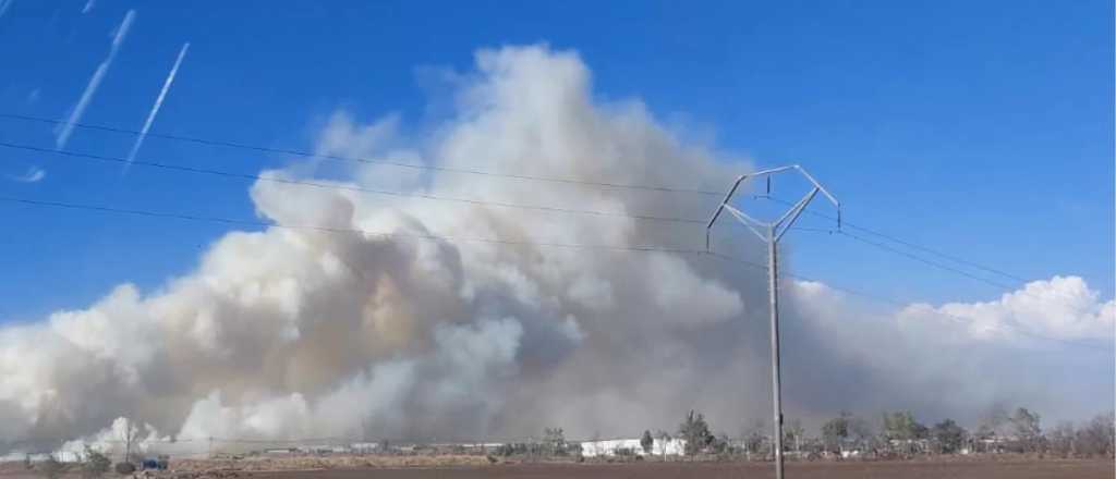 Un incendio de gran magnitud se registró junto al aeropuerto de Santiago