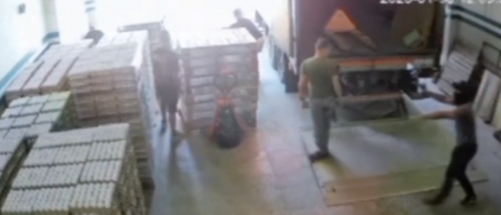 Video: un empleado le quitó el arma a un ladrón, lo hirió y mató a otro