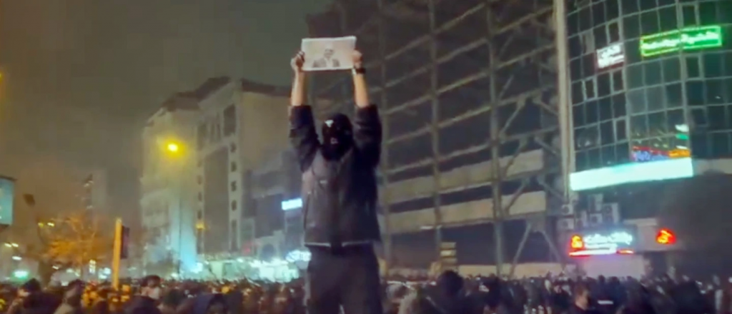 Trump dice que Ir&aacute;n quiere negociar mientras ya hay m&aacute;s de 500 muertos