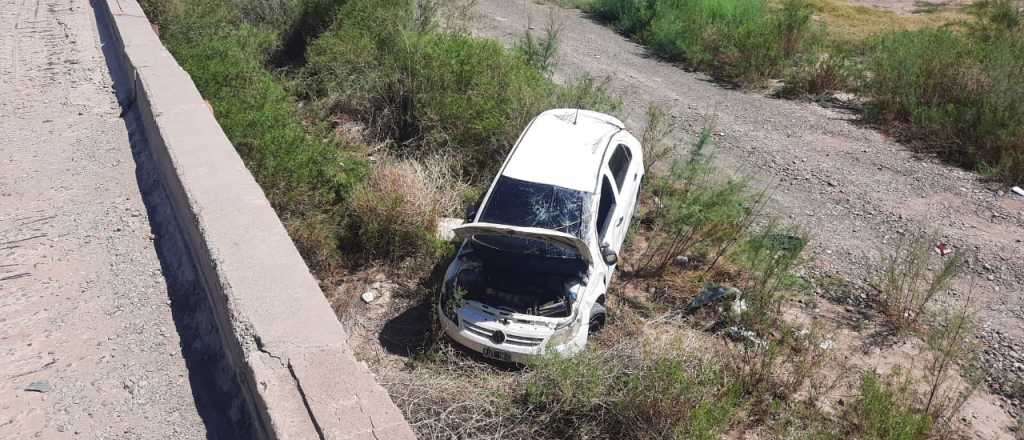 Fotos: perdi&oacute; el control de su auto y volc&oacute; en solitario 