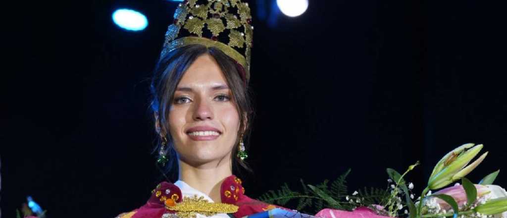 La reina de San Martín que es maestra mayor de obras y baila folclore