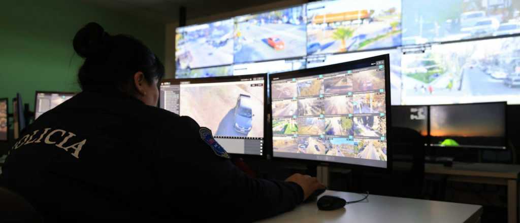 Video: arrestaron a un hombre que robó la batería de un auto en Guaymallén