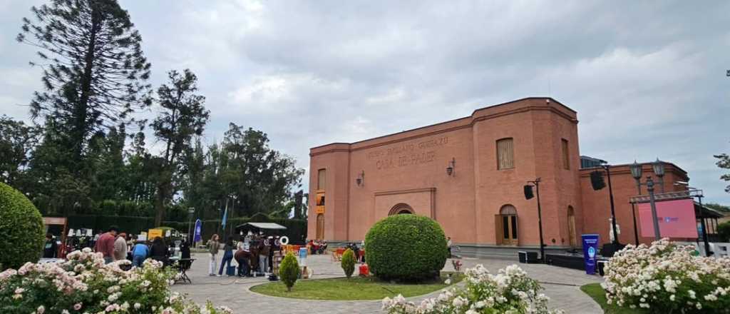 La mansi&oacute;n con ladrillo visto, enormes jardines y arte hasta en las paredes