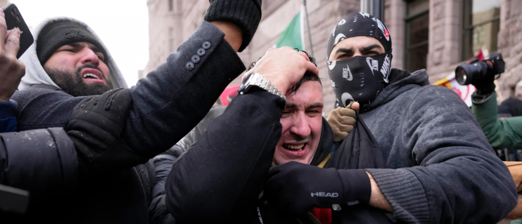 Corrieron a un influencer defensor de la política migratoria de Trump