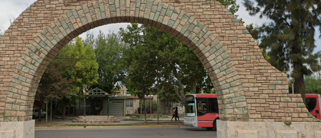 Iba con su mujer e hija en moto y muri&oacute; aplastado por un micro