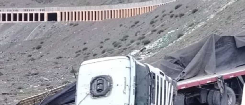 Un cami&oacute;n desbarranc&oacute; en la Ruta 60 en Chile y el chofer sufri&oacute; fracturas