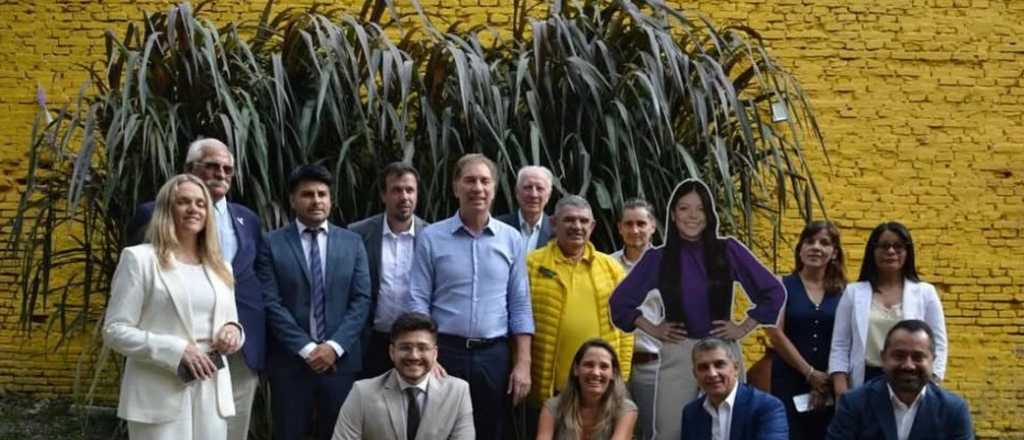 Santilli fue a Salta y fotografi&oacute; junto a una senadora "de cart&oacute;n"