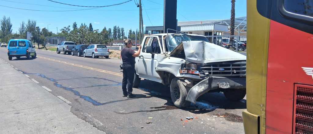 Una camioneta y un micro chocaron en el carril Rodr&iacute;guez Pe&ntilde;a