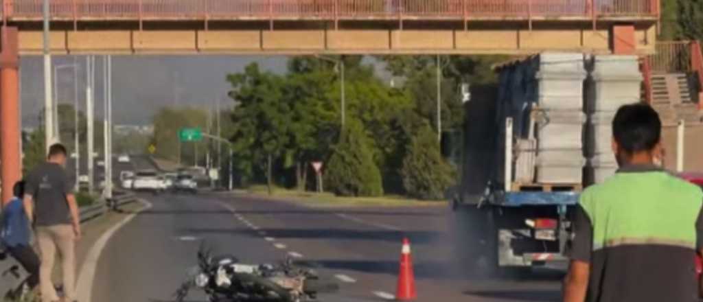 Un hombre cay&oacute; de su moto y colaps&oacute; el tr&aacute;nsito en Acceso Este