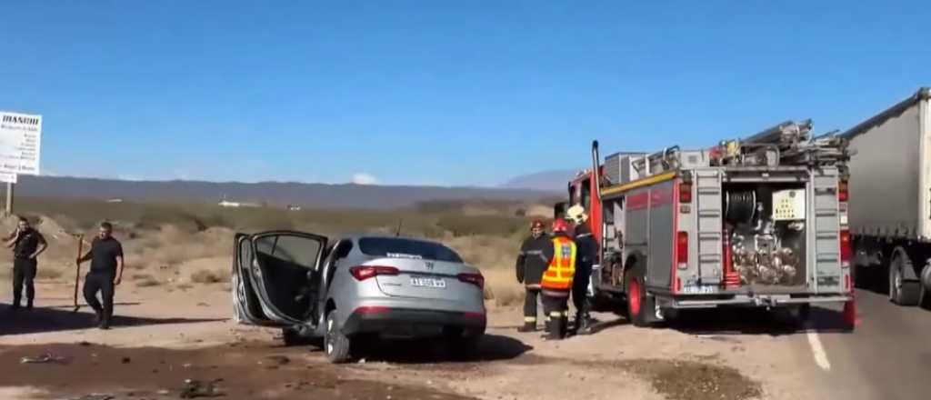 Choque camino a Chile: un auto contra un cami&oacute;n de la Muni de Luj&aacute;n