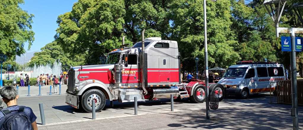 Una caravana para ayudar a los bomberos que atraves&oacute; el Centro este jueves