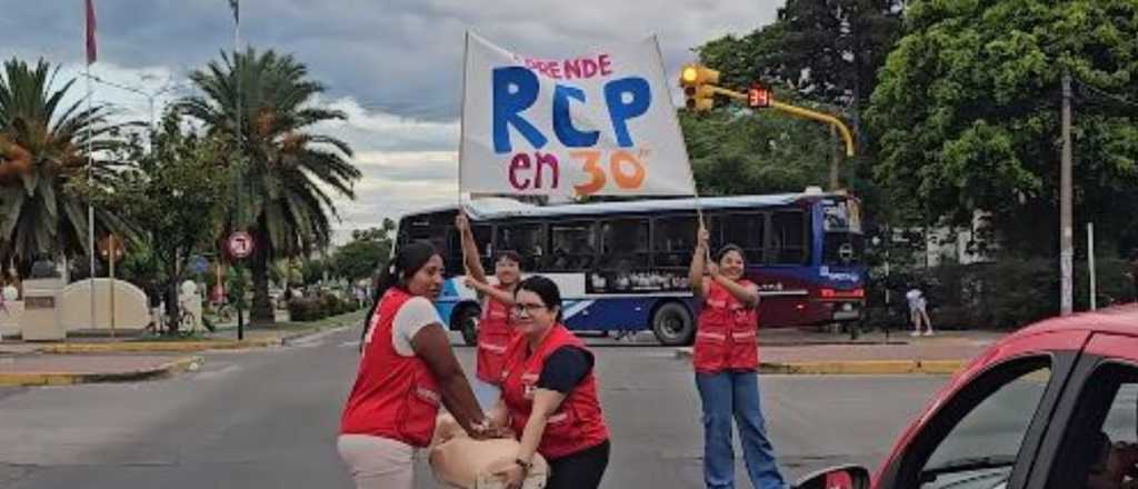 Aprend&eacute; RCP en el sem&aacute;foro: la iniciativa de los voluntarios de la Cruz Roja
