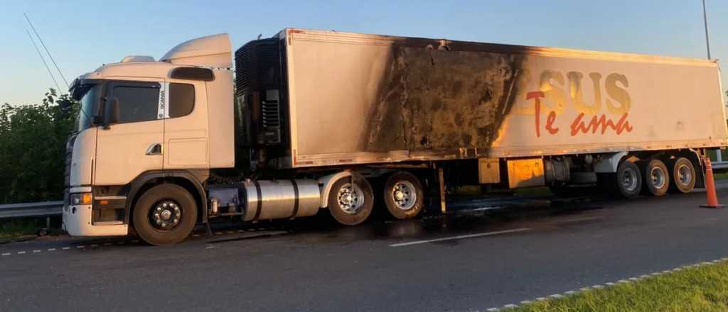 Video: se incendi&oacute; un cami&oacute;n que iba con ajo de Mendoza a Brasil