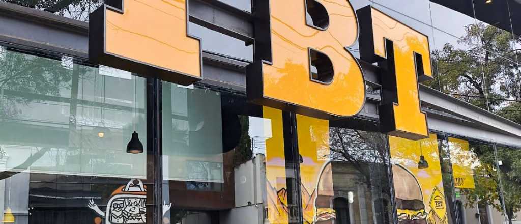 Video: rompieron un vidrio de una famosa hamburgueser&iacute;a de Ciudad