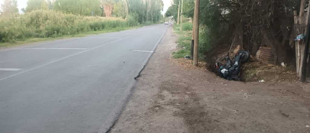 Iba haciendo "willy" en una moto, cay&oacute; y muri&oacute; en Guaymall&eacute;n