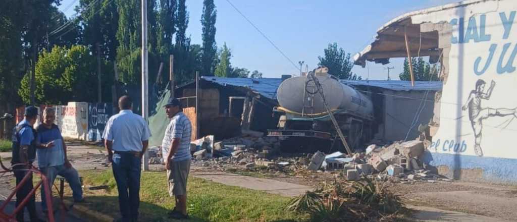 Un camión municipal chocó contra el paredón de un club en Tupungato
