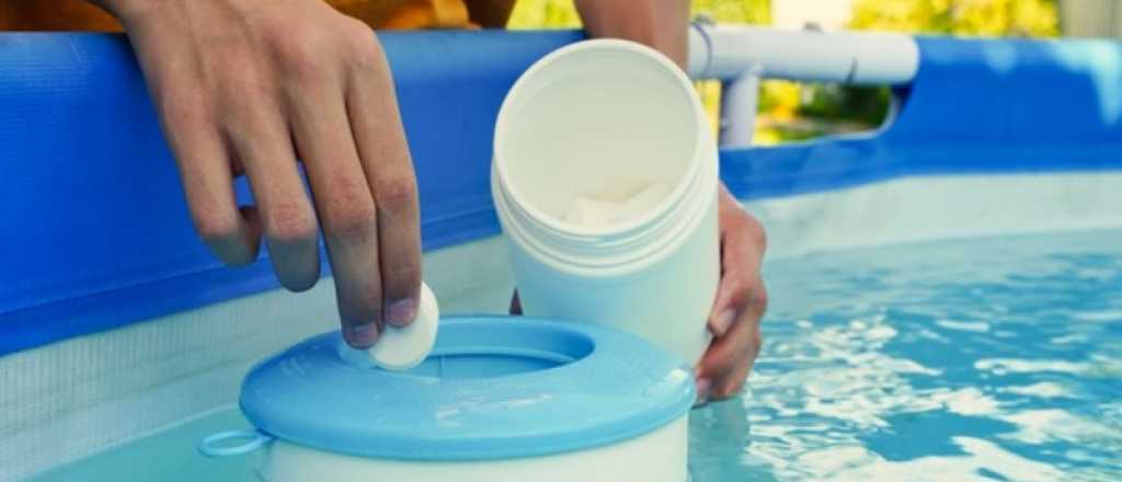 La ANMAT prohibió el uso de un desinfectante para piletas