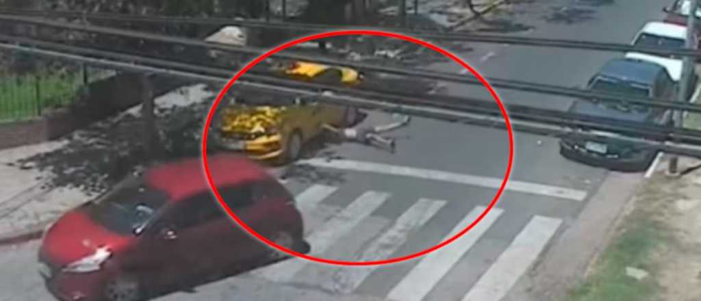 Impactante video: se tir&oacute; de un auto en movimiento para huir de un asalto 