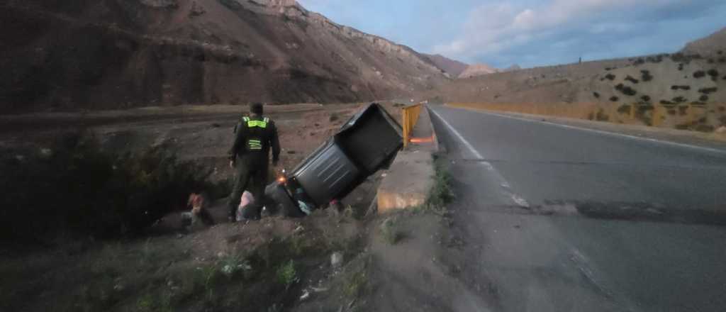 Una familia mendocina volc&oacute; en la Ruta 7