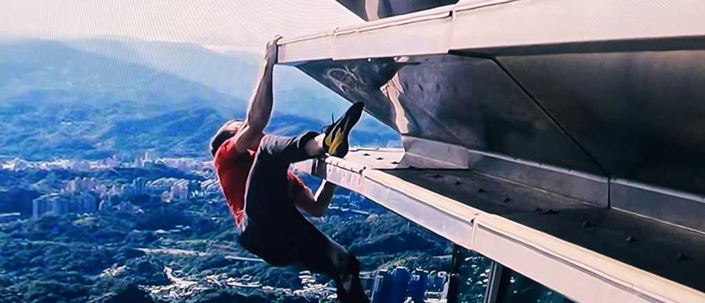 Sin cuerdas y con millones mirando, escal&oacute; el edificio m&aacute;s alto de Taiw&aacute;n