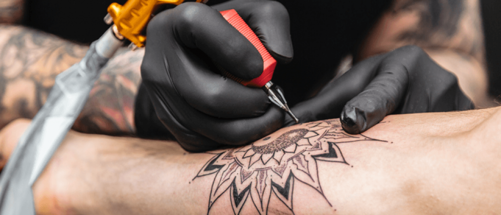 Uno de cada tres argentinos está tatuado: a la mayoría le afecta en el trabajo
