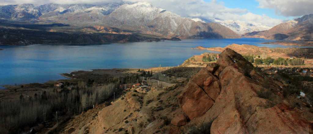 El cerro con forma de reptil con vista al Dique Potrerillos para subir en familia