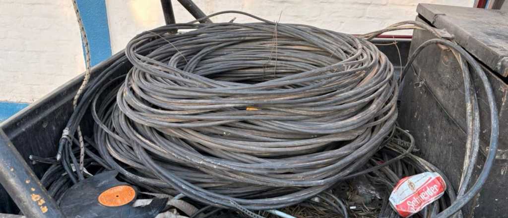 Dos hombres con antecedentes intentaron robar 20 metros de cable en Luj&aacute;n