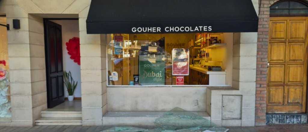 Reventaron una vidriera e intentaron robar en una chocolatería de Ciudad