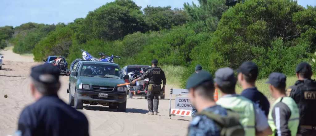 Mendocinos volcaron en los m&eacute;danos de Villa Gesell